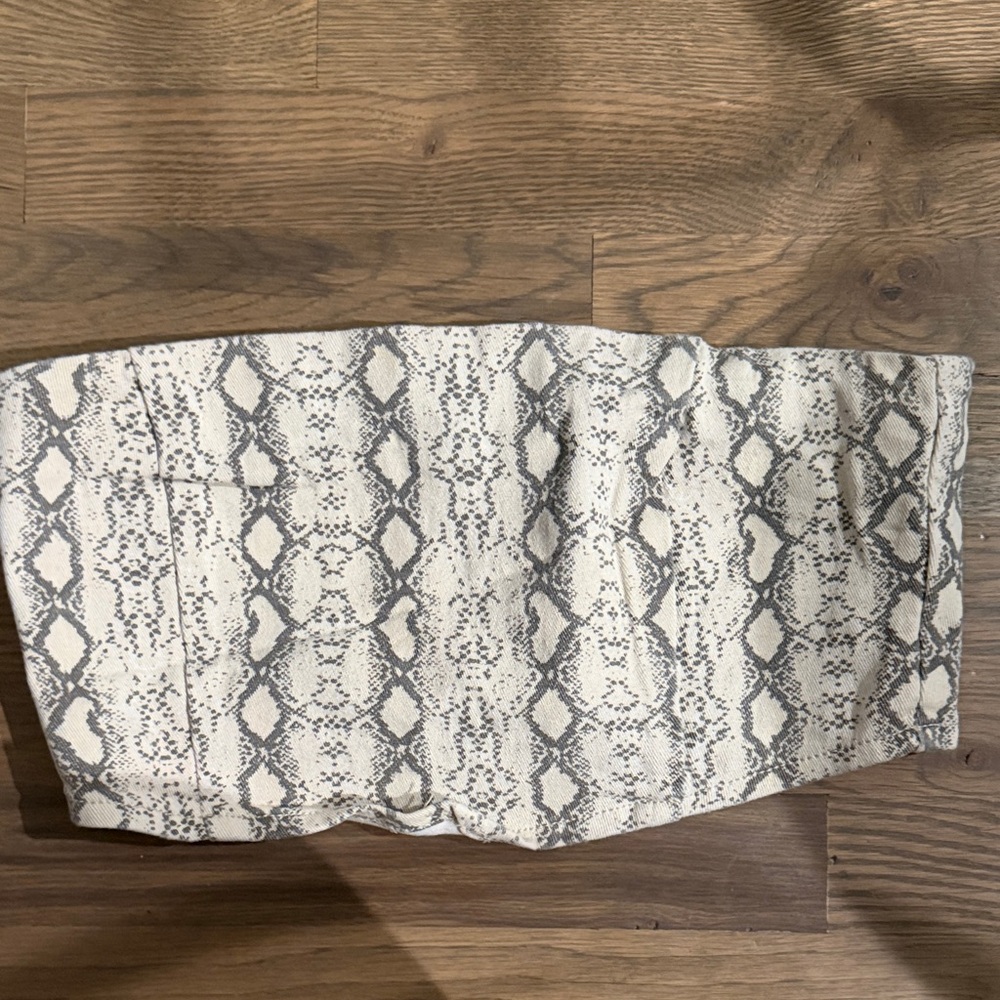 Le Lis Snake Print Crop Top in Gray and Cream